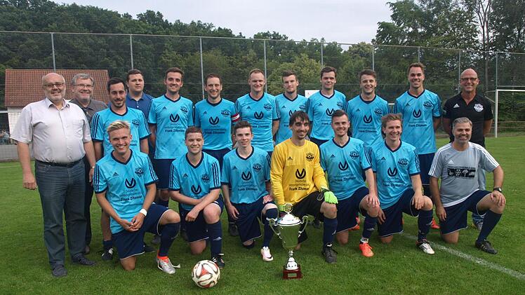 Die SG Oerlenbach/Ebenhausen setzte sich bei der Großgemeindemeisterschaft vor Titelverteidiger FC Rottershausen und FC Eltingshausen durch. Unser Foto zeigt das siegreiche Team zusammen mit Bürgermeister Franz Kuhn und Sportvorstand Dieter Bausewein (beide links) sowie Turnierleiter Holger Zwirlein (rechts).