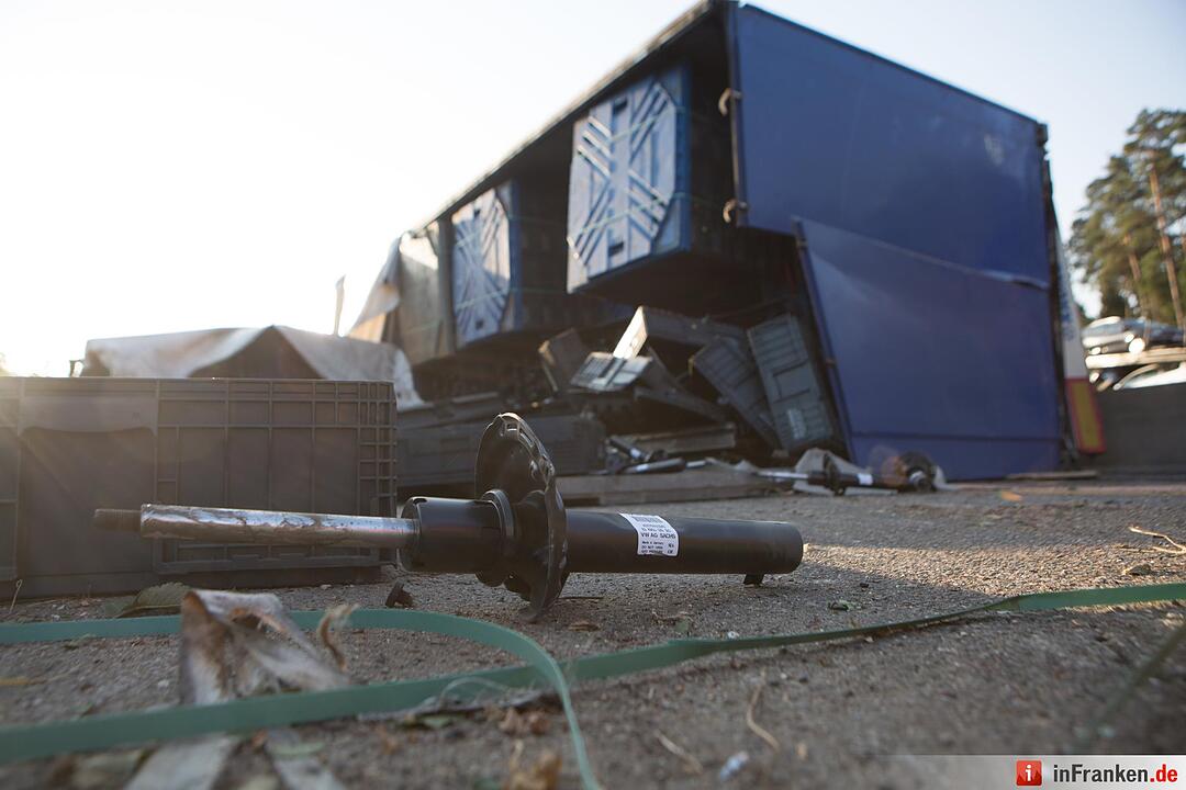 Sattelzug kippt in Baustellenbereich bei Nürnberg um