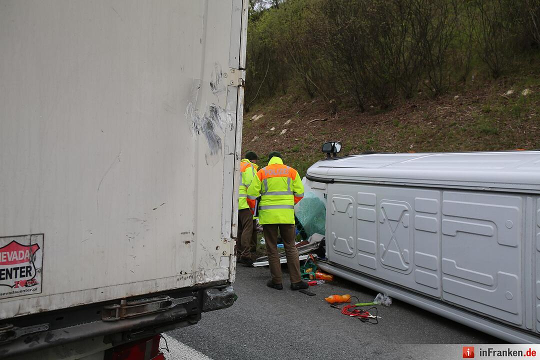 Kleintransporter kracht bei Bayreuth in Lkw – Fahrer eingeklemmt