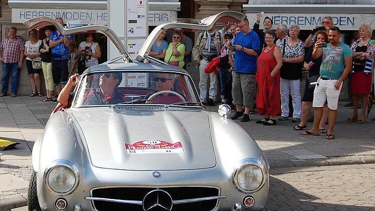 Sieger des Concour d'Elegance: Michael Deuker und Ralf Dewner aus Stadtallendorf (Hessen) in ihrem Mercedes Benz 300 SL mit Flügeltüren. Foto: Sigismund von Dobschütz