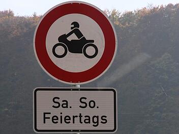 MIt dem Aufstellen der  Verbotsschilder für Motorradfahrer    wurde am  Mittwoch am Würgauer Berg begonnen. Foto: Georg Stöhr