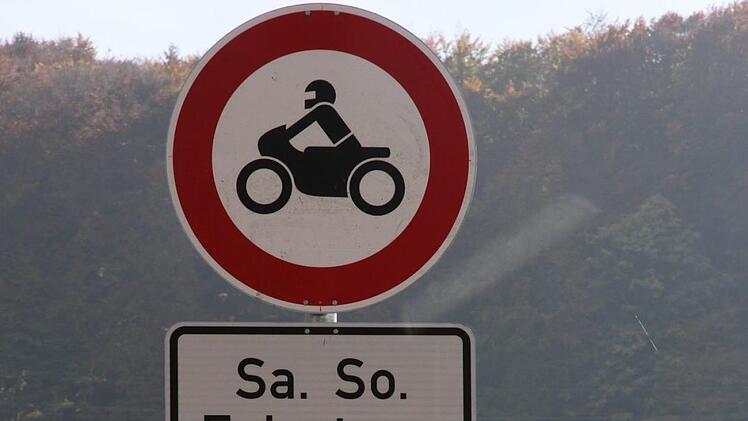MIt dem Aufstellen der  Verbotsschilder für Motorradfahrer    wurde am  Mittwoch am Würgauer Berg begonnen. Foto: Georg Stöhr