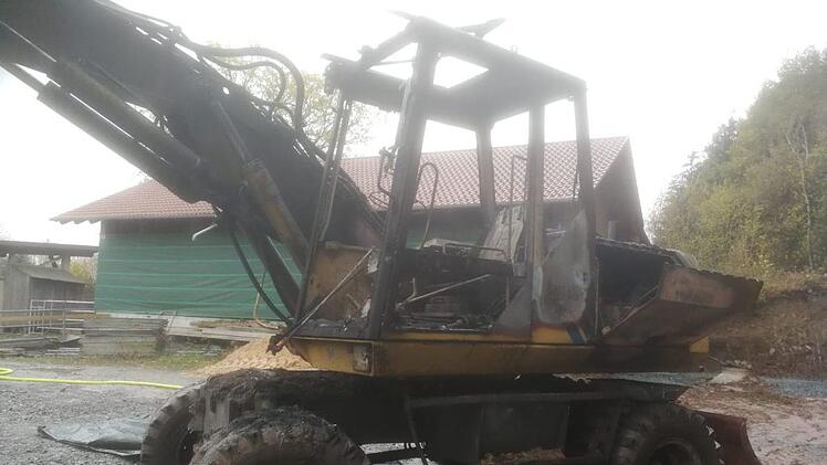 Der Bagger brannte vollständig aus.Foto: privat