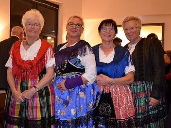 Auch diese Frauen vom Trachtenverein Heroldsbach nahmen an der Buchvorstellung in Frensdorf teil.Andrea Spörlein