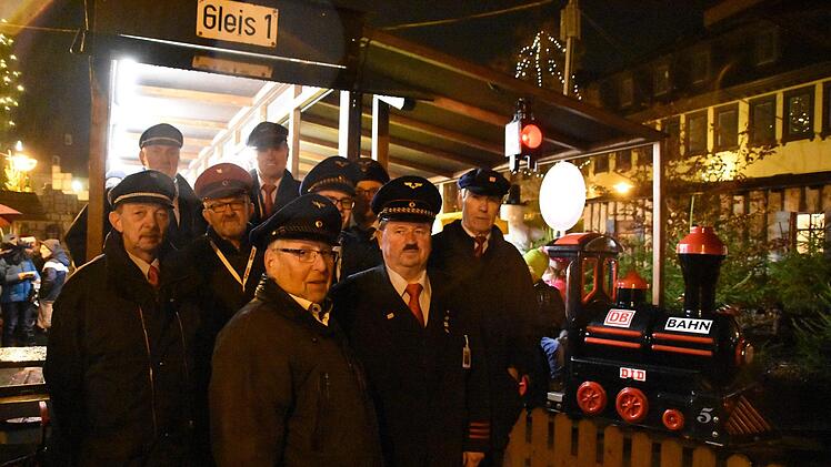 Die Schaffner neben ihrer Eisenbahn. Foto: Wiedemann