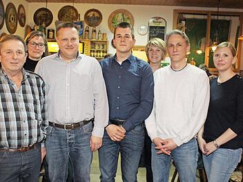 Sie wollen die Schützengilde in die Zukunft führen: Holger Weirowski (Dritter von links), sein Stellvertreter Stefan Schwarzmann sowie Schützenmeister Alexander Weigt (rechts daneben) und ihr Team.