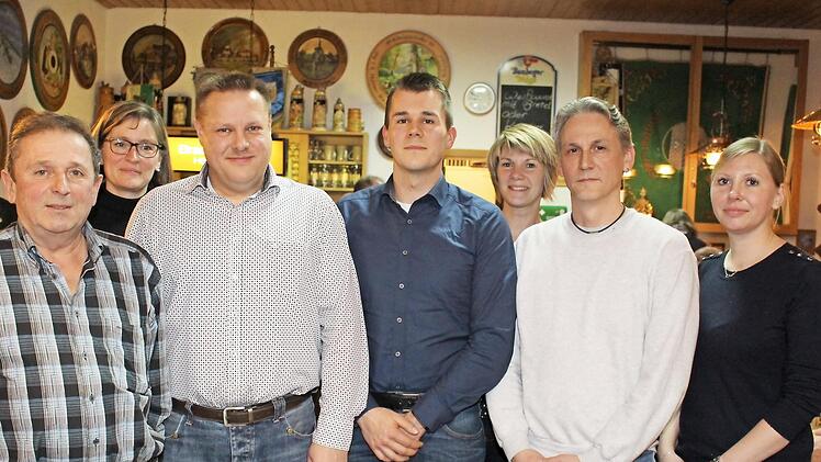Sie wollen die Schützengilde in die Zukunft führen: Holger Weirowski (Dritter von links), sein Stellvertreter Stefan Schwarzmann sowie Schützenmeister Alexander Weigt (rechts daneben) und ihr Team.