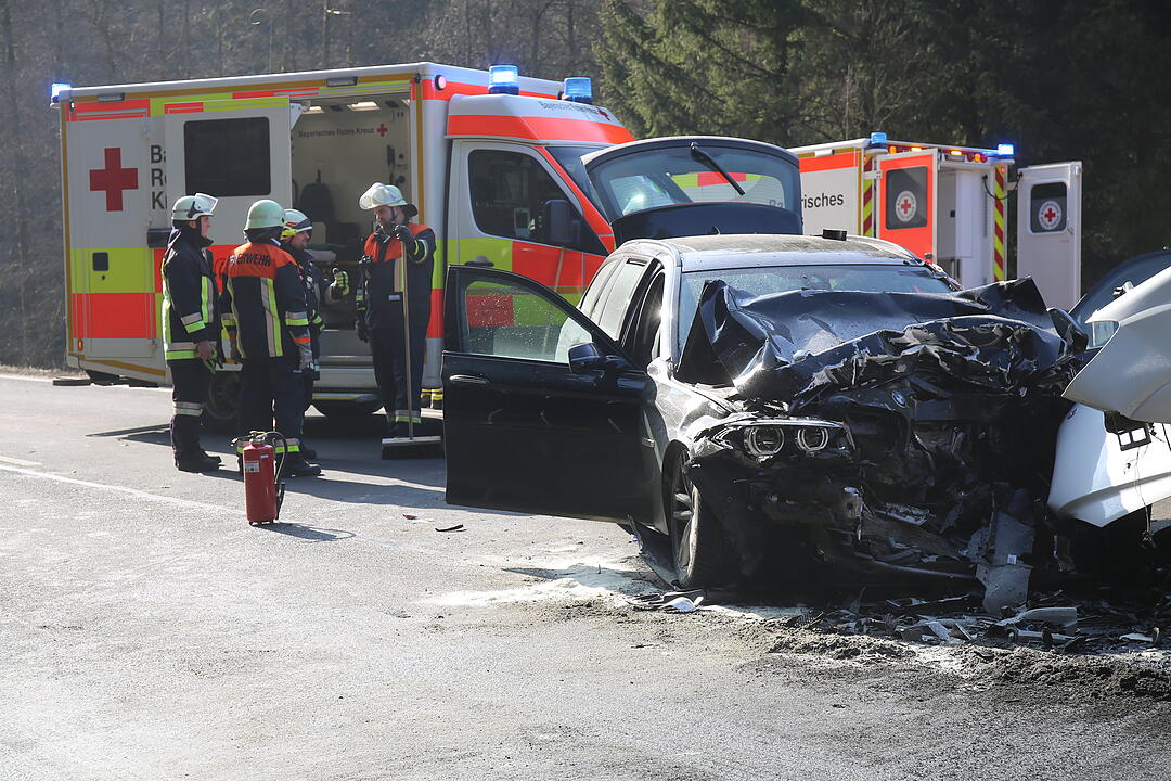 Rettungshubschrauber nach Frontalcrash im Einsatz