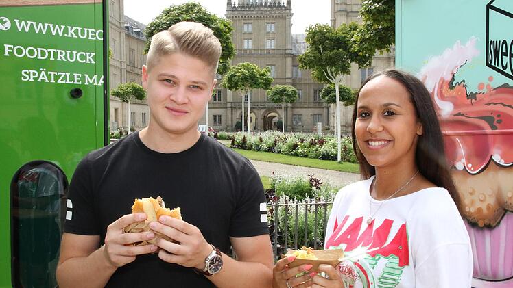 Ein abwechslungsreiches Angebot unter freiem Himmel genossen zahlreiche Besucher beim Foodtrack Festival auf dem Schlossplatz: Felicia May und Fabian Schug waren eigens aus Bamberg gekommen.Foto: Wolfgang Desombre