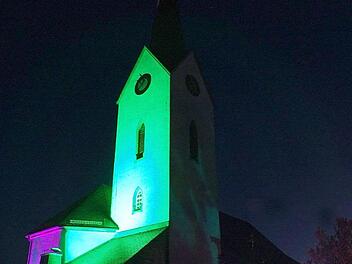 Wie bereits zur Kirchweih 2018 wird die St.-Bartholomäus-Kirche anlässlich des "Frankenwald-Advents" am 1. Dezember in Nordhalben wieder professionell illuminiert.  Foto: Norbert Neugebauer
