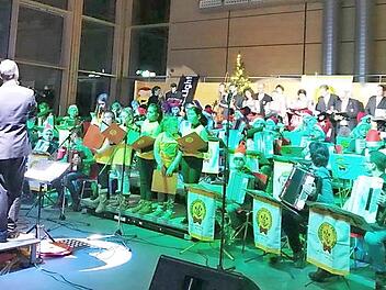Mit klangvoller Harmonie überzeugten mit mehreren gemeinsam vorgetragenen Liedern die Musikschüler, die "Rennsteigspatzen" und die Sängervereinigung "Edelweiß" Windheim unter Leitung von Markus Häßler .  Foto: K.- H. Hofmann