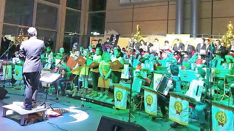 Mit klangvoller Harmonie überzeugten mit mehreren gemeinsam vorgetragenen Liedern die Musikschüler, die "Rennsteigspatzen" und die Sängervereinigung "Edelweiß" Windheim unter Leitung von Markus Häßler .  Foto: K.- H. Hofmann