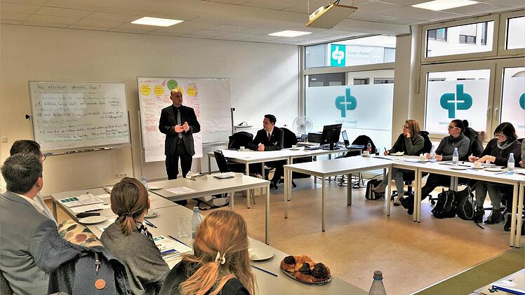 Kai Uwe Heinzelmann, Regionalleiter Franken, begrüßte die Netzwerk-Teilnehmer beim Bildungsdienstleister Donner und Partner. Svenja Melchert