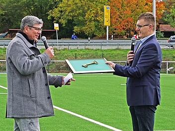 Bürgermeister Michael Senger (rechts) bei der Schlüsselübergabe für den neuen Platz an den Vorsitzenden Helmut Hohmann Foto: Johannes Michel