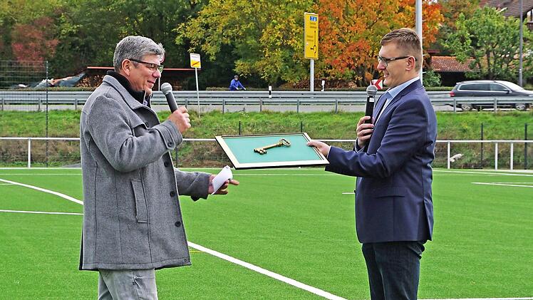 Bürgermeister Michael Senger (rechts) bei der Schlüsselübergabe für den neuen Platz an den Vorsitzenden Helmut Hohmann Foto: Johannes Michel