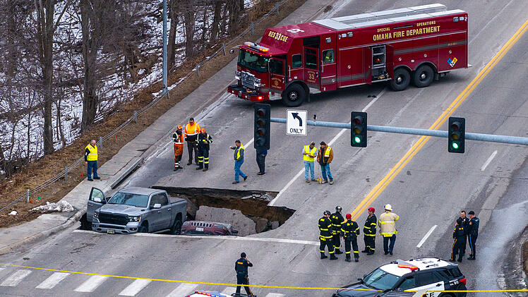 Stra&szlig;e in Nebraska bricht ein und verschluckt zwei Autos