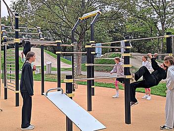 Die Mittelsch&uuml;lerinnen messen ihre Kr&auml;fte im Mehrgenerationenpark in Hammelburg.Katharina Keller