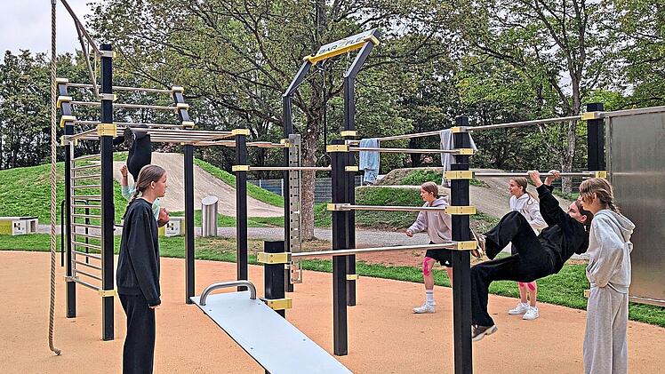 Die Mittelsch&uuml;lerinnen messen ihre Kr&auml;fte im Mehrgenerationenpark in Hammelburg.Katharina Keller