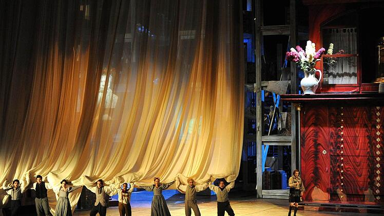 "Meistersinger"-Verwandlungsszene mit den männlichen und weiblichen Lehrbuben auf der staunenswerten Bühne von Heike Scheele. Foto: Barbara Gindl/dpa