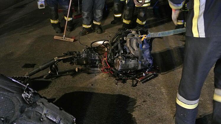 Die Feuerwehrleute fanden den Motor 80 Meter weiter im Feld und brachten ihn zum Abtransport durch ein Unternehmen zur Straße.