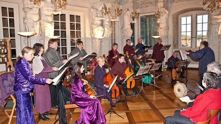 Der Melchior-Franck-Kreis unter Leitung von Knut Gramß bei einem Konzert im Riesensaal der Coburger Ehrenburg. Foto: Jochen Berger