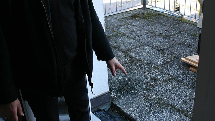 Muss noch barrierefrei werden: der Zugang zum Balkon, den Heimleiter Thomas Hammer hier zeigt. Foto: Matthias Beetz