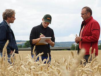 Florian Deinert (M.) muss vor den Prüfern Reinhold Bischoff und Heinz-Dieter Hofmann (r.) den Ertrag des Feldes hochrechnen.  Foto: Arkadius Guzy