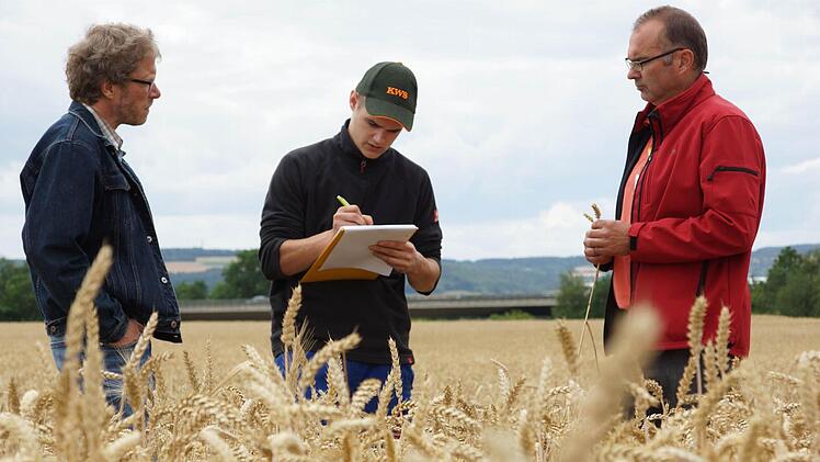 Florian Deinert (M.) muss vor den Prüfern Reinhold Bischoff und Heinz-Dieter Hofmann (r.) den Ertrag des Feldes hochrechnen.  Foto: Arkadius Guzy