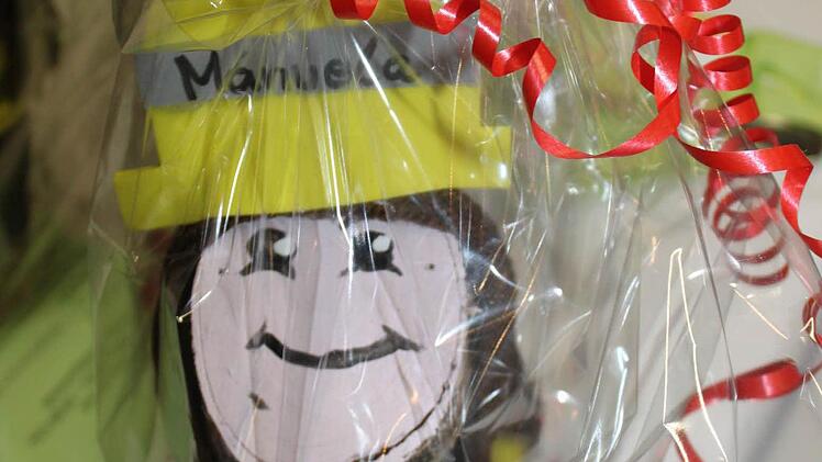 Für die Frauen in der Feuerwehr gab es noch ein kleines extra Präsent. Foto: Carmen Schwind