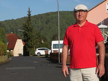 Prophezeit nichts Gutes: Peter Wiesner steht in der August-Kömpel-Straße. Hier gibt es weder Gehsteige noch Bordstein. Foto: Ulrike Müller