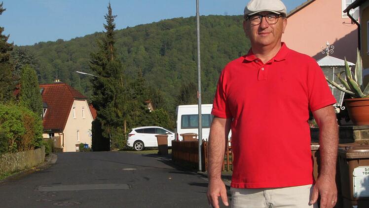 Prophezeit nichts Gutes: Peter Wiesner steht in der August-Kömpel-Straße. Hier gibt es weder Gehsteige noch Bordstein. Foto: Ulrike Müller