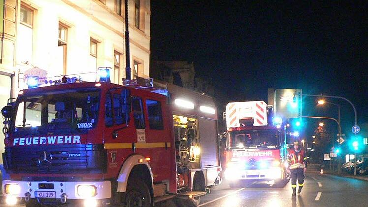 Der Angeklagte legte ein Geständnis ab. Das Feuer, das er  in dem Mehrfamilienhaus in der Sutte gelegt hatte, führte zu einem Großeinsatz der Rettungskräfte.Archiv/Feuerwehr