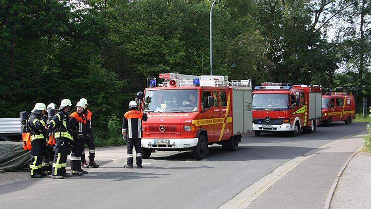 Großes Fahrzeugaufgebot bei der gemeinsamen Übung der Feuerwehr Reichenbach mit Löschgruppe Windheim und der Feuerwehr Burglauer. Foto: Matthias Nöth