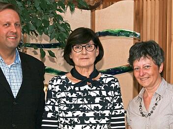 Bei der Verabschiedung (von links) Christian Ziegler (Personalratsvorsitzender), Doris Wurzer, Karin Maywald (Schulleiterin).  Foto: Winfried Behringer