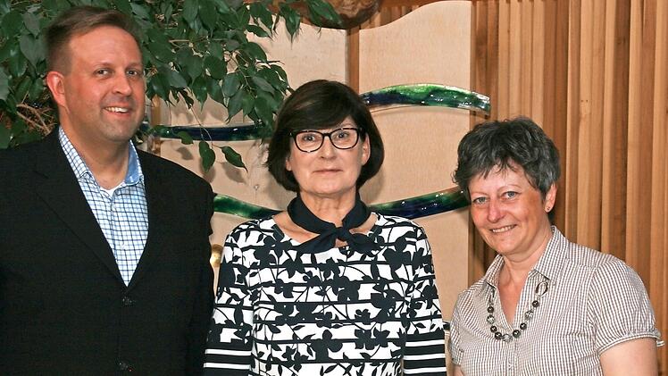 Bei der Verabschiedung (von links) Christian Ziegler (Personalratsvorsitzender), Doris Wurzer, Karin Maywald (Schulleiterin).  Foto: Winfried Behringer