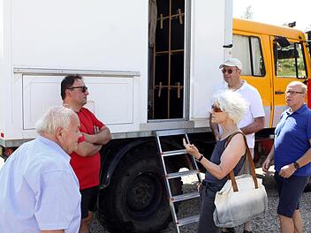 Die Familie Geipel war aus Steinwiesen mit ihrem Wohnmobil bereits vor dem offiziellen Start angereist. Im Bild (von links ) Initiator Karl Roth, Bürgermeister Michael Pöhnlein, Christiane Geipel, Werner Geipel und Zweiter Bürgermeister Ludwig Pötzinger. Michael Wunder
