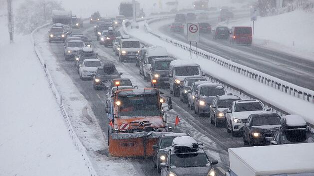 Siegsdorf: Ein Fahrzeug vom Winterdienst steht im Stau auf der verschneiten Autobahn A8 bei Siegsdorf, wo B&auml;ume am Stra&szlig;enrand umgefallen sind. Foto: Bernd M&auml;rz/dpa