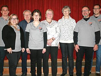 Die Vorsitzenden Ralph Regus (rechts), Johannes Wirth (von links) und Natascha Selner ehrten Hans Roth, Birgit Schneider, Ingrid Schubert, Gertrud Koch und Bernd Spahn für langjährige Vereinstreue.  Foto: G. Sell