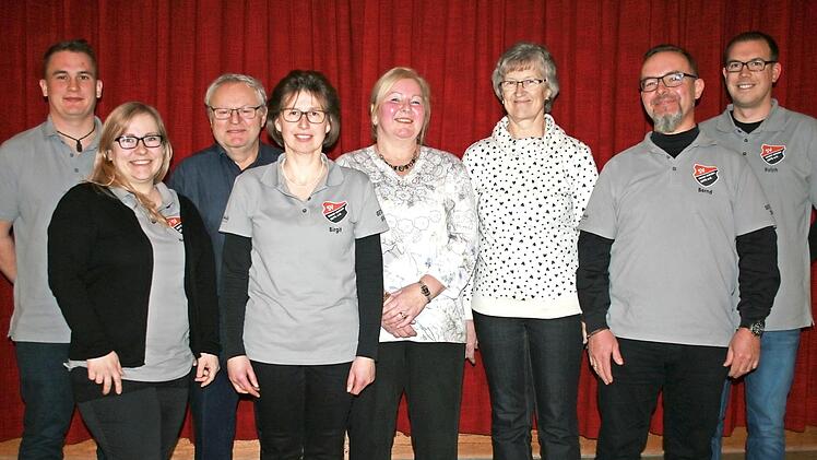 Die Vorsitzenden Ralph Regus (rechts), Johannes Wirth (von links) und Natascha Selner ehrten Hans Roth, Birgit Schneider, Ingrid Schubert, Gertrud Koch und Bernd Spahn für langjährige Vereinstreue.  Foto: G. Sell