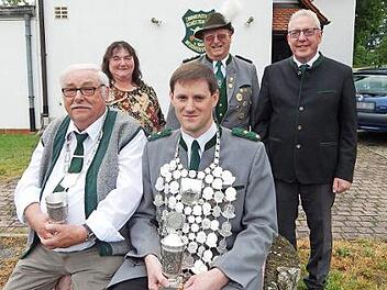 Der neue Schützenkönig Christian Schirmer (vorne, rechts) und sein Adjutant Karl-Heinz Bodner mit (dahinter, von links) Rosi Bodner, Erwin Beck und Bürgermeister Harald Hübner  Foto: Horst Wunner