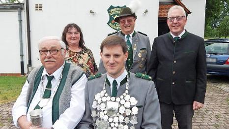 Der neue Schützenkönig Christian Schirmer (vorne, rechts) und sein Adjutant Karl-Heinz Bodner mit (dahinter, von links) Rosi Bodner, Erwin Beck und Bürgermeister Harald Hübner  Foto: Horst Wunner
