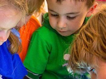 Das Verständnis für die Bedürfnisse  kleiner Kinder hat sich gewandelt. Erzieherin Karin Döll erlebt  seit vier Jahrzehnten  diese Veränderungen an ihrem Arbeitsplatz in der  Kita in Weitramsdorf.dpa