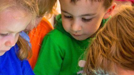 Das Verständnis für die Bedürfnisse  kleiner Kinder hat sich gewandelt. Erzieherin Karin Döll erlebt  seit vier Jahrzehnten  diese Veränderungen an ihrem Arbeitsplatz in der  Kita in Weitramsdorf.dpa