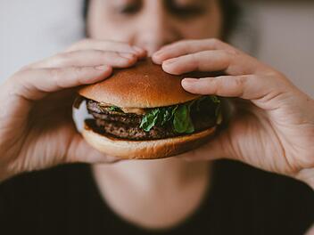 Nachhaltig kochen mit Fleisch, vegetarisch oder vegan? Vergleich und Gütesiegel erklärt