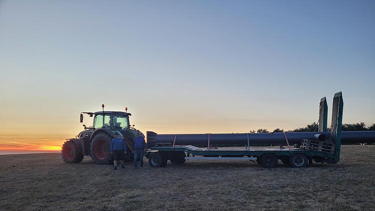 Angekommen! Das Kreuz befindet sich auf dem Gipfel des Himmeldunkberges, jetzt muss es nur noch vom Kran in seine Position gehoben werden. Foto: Christian Enders