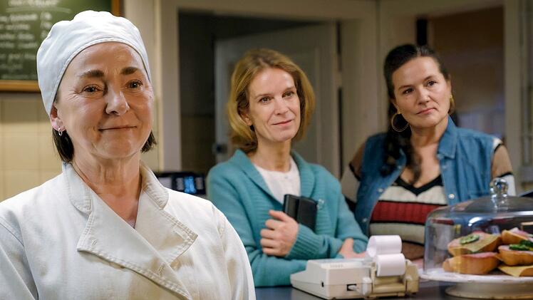 Hilde (Steffi K&uuml;hnert, links), Angie (Judith Engel, Mitte) und Lore (Anne-Kathrin Gummich) sind inzwischen ein eingespieltes Team.