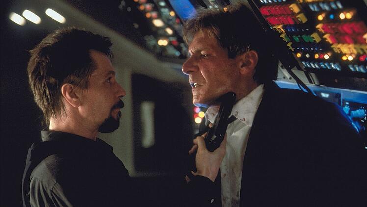 Der russische Terrorist Ivan Korshunov (Gary Oldman, links) bedroht US-Pr&auml;sident Marshall (Harrison Ford).
