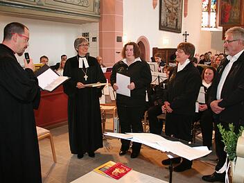 Pfarrer Torsten Bader und Regionalbischöfin Dorothea Greiner zeichneten Petra Rebhahn, Birgit Morgenroth und Martin Schmidt (von links) für 20, 30 und 50 Jahre im Posaunenchor aus. Fotos: Evi Seeger