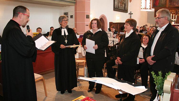 Pfarrer Torsten Bader und Regionalbischöfin Dorothea Greiner zeichneten Petra Rebhahn, Birgit Morgenroth und Martin Schmidt (von links) für 20, 30 und 50 Jahre im Posaunenchor aus. Fotos: Evi Seeger