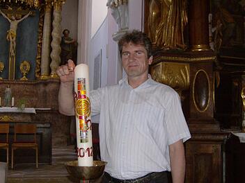 Alexander Hornung freut sich, Pfarrer bleiben zu dürfen. Foto: Malbrich